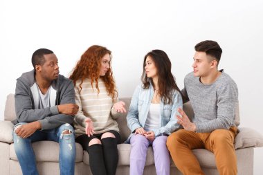 Eğitim, farklı öğrencilerin soru tartışmak.