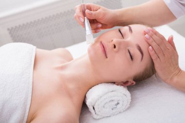 Kadın yüz maskesi Şevval Özçelik Güzellik Spa tarafından alır