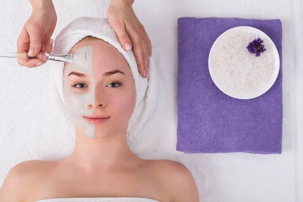 Woman gets face mask by beautician at spa — Stock Photo, Image