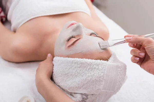 Kadın yüz maskesi Şevval Özçelik Güzellik Spa tarafından alır — Stok fotoğraf