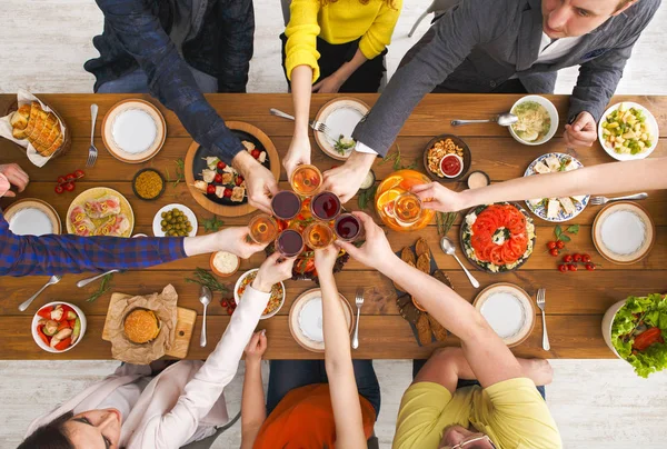 Les gens disent acclamations cliquetis verres à la fête de table dîner — Photo