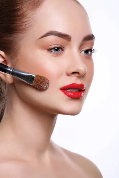Skönhet, kosmetika, avsluta make-up, puderborste — Stockfoto