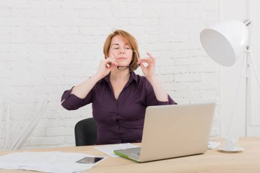 Orta yaşlı mimar kadın ofiste