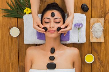 Şevval Özçelik Güzellik spa Sağlık Merkezi kadın için masaj taş yapmak