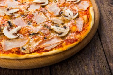 Mantar ve Füme tavuk lezzetli pizza