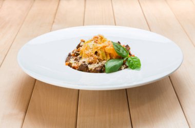 Sığır eti ile geleneksel İtalyan makarna