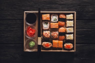 Suşi maki ve rulo siyah rustik ahşap.