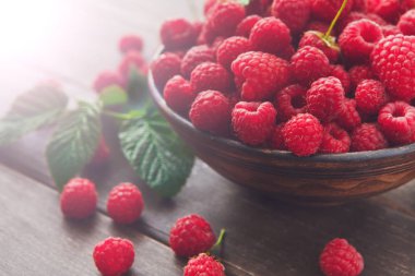 Kahverengi rustik ahşap arka plan üzerinde kırmızı taze frambuaz