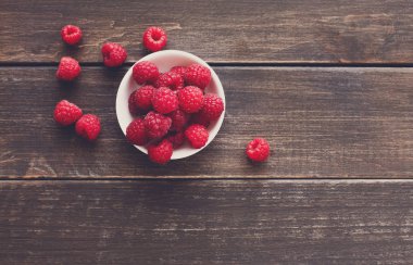 Beyaz rustik ahşap arka plan üzerinde kırmızı taze frambuaz