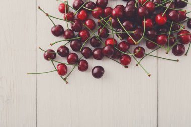 Beyaz ahşap zemin üzerinde tatlı taze kiraz