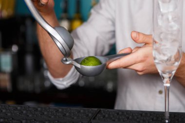Limonlu kokteyl yapmak Barmans eller