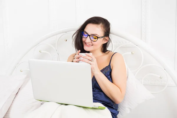 Frau liest vom Tablet-PC im Bett — Stockfoto