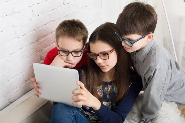 Дети в очках с планшетом, компьютерная зависимость — стоковое фото