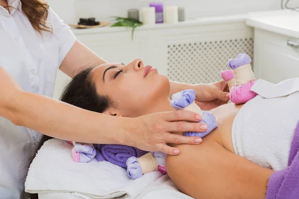 Mulher tem massagem bola de ervas no centro de bem-estar spa ayurveda — Fotografia de Stock