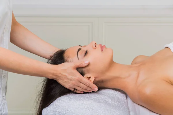 Žena cokoliv udělat obličej zvedání masáž ve wellness centru spa — Stock fotografie