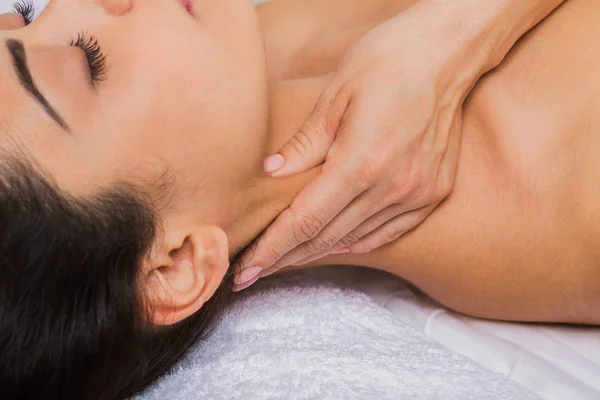 Médico esteticista fazer massagem no pescoço no centro de bem-estar spa — Fotografia de Stock