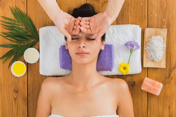 Mulher tem massagem na cabeça no centro de bem-estar spa indiano — Fotografia de Stock