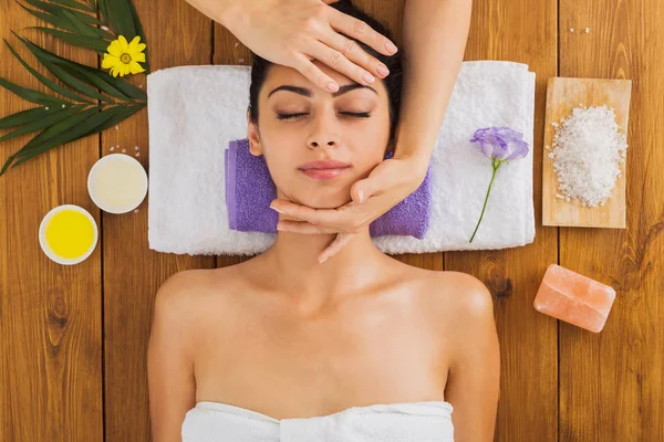Masajista mujer hacer masaje lifting facial en spa centro de bienestar — Foto de Stock