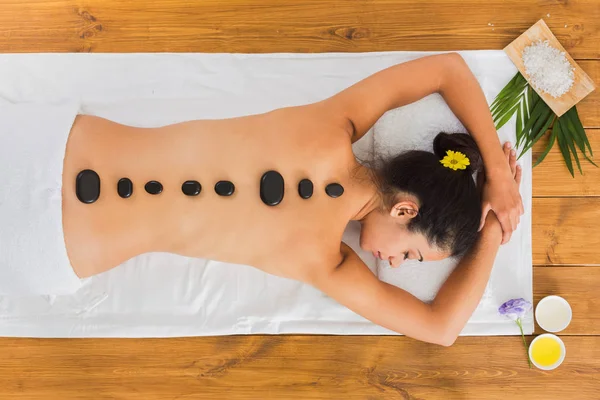 Vacker flicka på stone massage spa i hälsocenter — Stockfoto