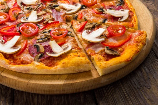 美味的比萨，意大利辣香肠和蘑菇 — 图库照片