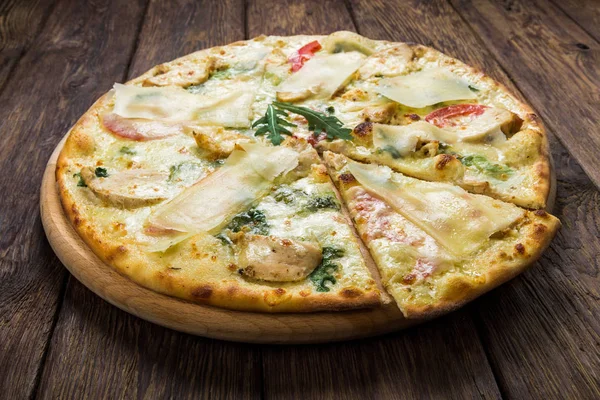 Delicious pizza with chicken, parmesan and fresh arugula — Stock Photo, Image