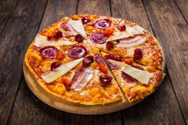 Leckere italienische Pizza mit Salami, Speck und Parmesan — Stockfoto