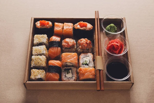 Zestaw sushi maki i rolek w pudełku dostawy — Zdjęcie stockowe