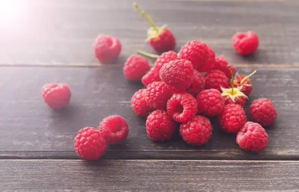 Taze ahududu closeup ahşap arka plan üzerinde