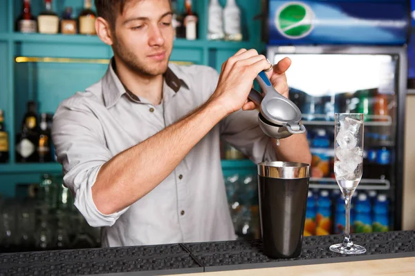 Barman making cocktail with lime — Stock Photo, Image