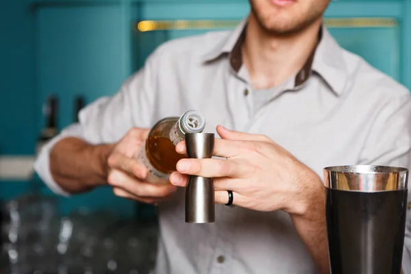 Barmans handen schot cocktail maken — Stockfoto