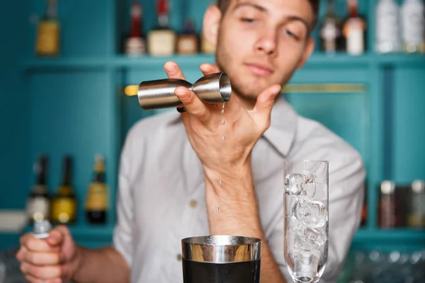 Barmans el alkol kokteyl yapmak — Stok fotoğraf
