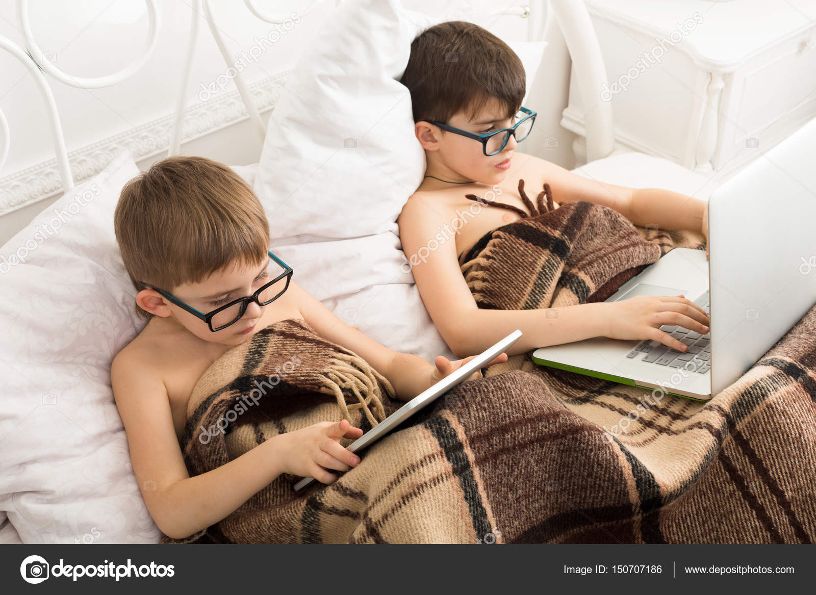 boys play bed