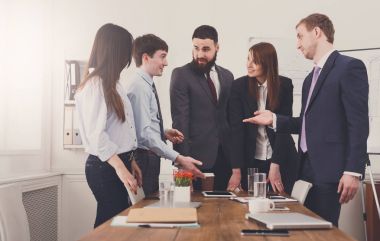 İş görüşmesi. Genç takım modern ofis