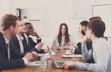 İş görüşmesi. Genç takım modern ofis