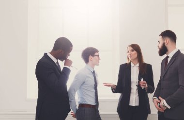 Kurumsal ofis, iş adamları kopya alanı ile toplantıda