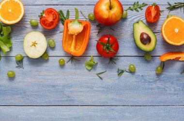 Sınır kopya alanı mavi ahşap zemin üzerine taze sebze