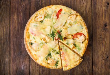 Tavuk, parmesan ve taze roka ile lezzetli pizza