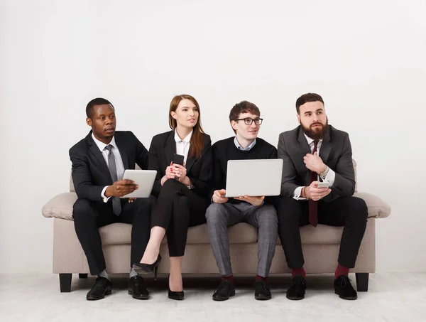 Trabajo en equipo, equipo multiétnico sentado en la reunión — Foto de Stock