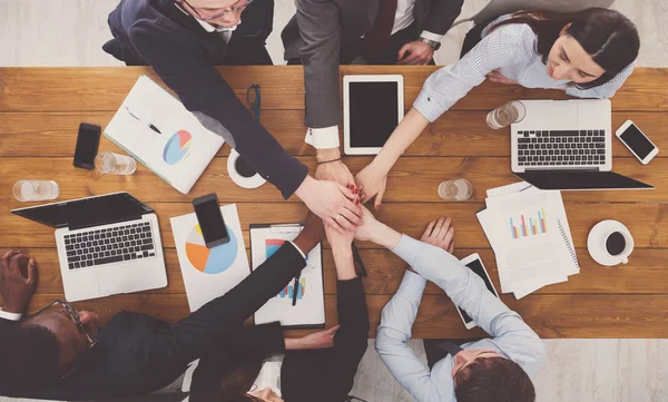 Le travail d'équipe et le concept de team building dans le bureau, les gens se connectent main dans la main — Photo