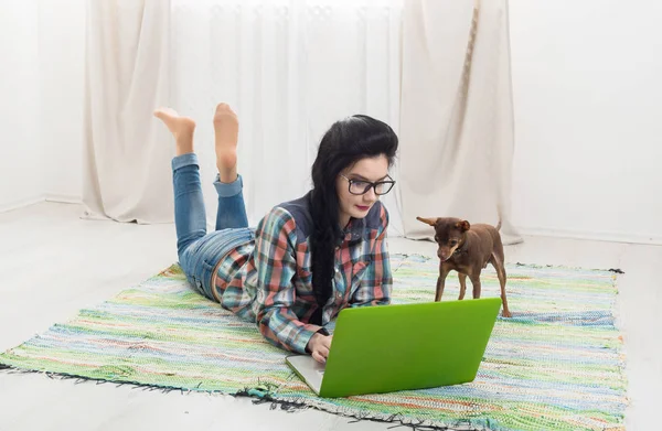 Chica joven con portátil y perro — Foto de Stock