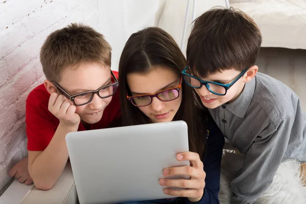 Kinderen in glazen met tablet, computer verslaving — Stockfoto