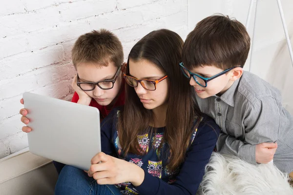 Dzieci w okularach z tabletu, uzależnienie od komputera — Zdjęcie stockowe