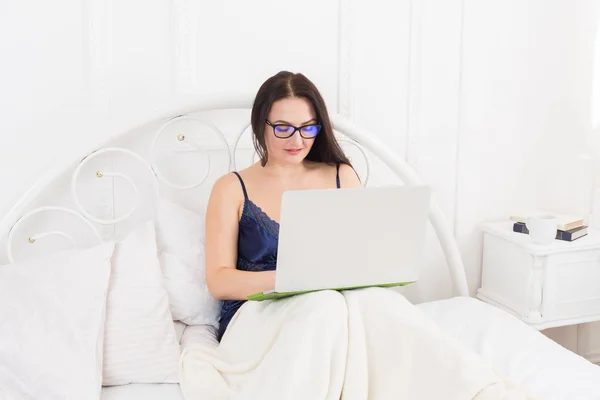 Женщина читает от планшетного ПК в постели, высокий ключ — стоковое фото