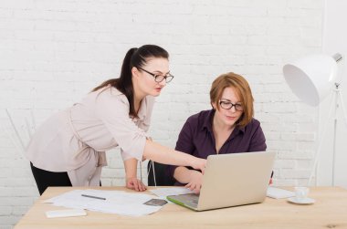 Ekip çalışması. Kadınlar office projesinde tartışmak