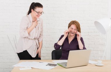 Ekip çalışması. Kadınlar office projesinde tartışmak