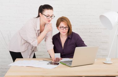 Ekip çalışması. Kadınlar office projesinde tartışmak