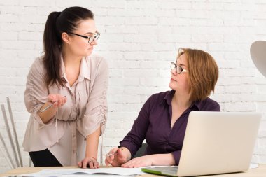 Çatışma. Kadınlar office projesinde tartışmak