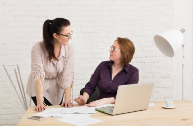 Çatışma. Kadınlar office projesinde tartışmak