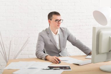 Bilgisayarlı genç işadamı