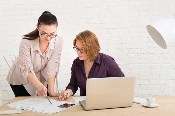 Samarbeid. Kvinner diskuterer prosjekt i embetet – stockfoto